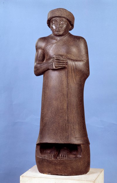 Mesopotâmia: estátua em diorito sem inscrição de Gudea, governador da cidade de Lagash. Cerca de 2150 AC. Período Neo-Sumeriano (ca. 2150-2000 a.C.). Dim. 1,07x1,36 m. Paris, Museu do Louvre de Mesopotamian Mesopotamian