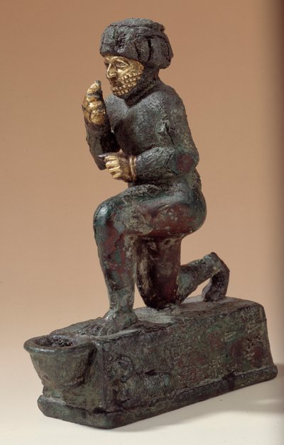 Mesopotâmia: Estatueta em prata, bronze e ouro de adorador ajoelhado, ex-voto dedicado ao deus Amurru para a vida de Hamurru. 1800 AC. Do site de Larsa. Paris, Museu do Louvre de Mesopotamian Mesopotamian