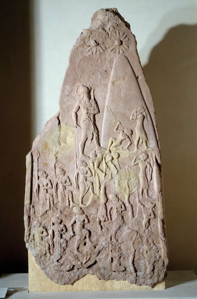 Mesopotâmia: estela em gres vermelhos da vitória de Naram Sin. Período Agade (por volta de 2350-2200 AC). De Accad. Paris, Museu do Louvre de Mesopotamian Mesopotamian