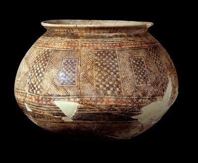Arte Oriental: Vaso com decoração geométrica do estilo Halaf (terracota, por volta de 4500 a.C.) Mesopotâmia ou norte da Síria. Paris, Musee Du Louvre de Mesopotamian Mesopotamian