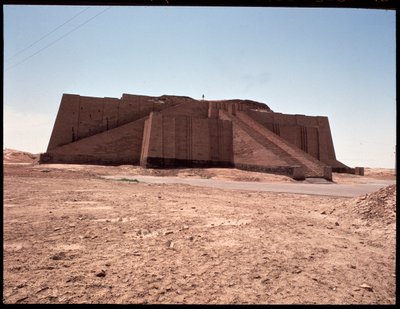 Vista do ziggurat reconstruído, 2050 a.C. de Mesopotamian Mesopotamian