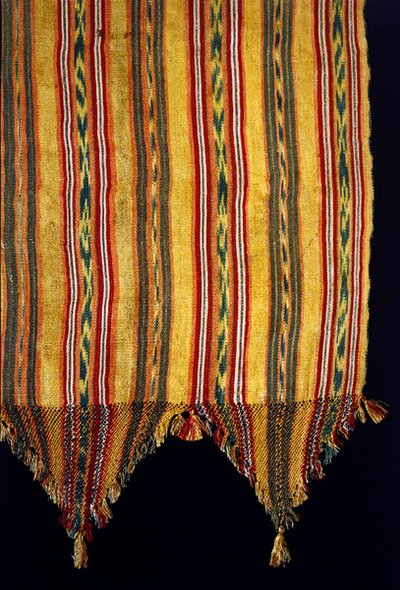 Detalhe de um rebozo, final do século 19 (seda, algodão, tintas naturais e fios de ouro) de Mexican School
