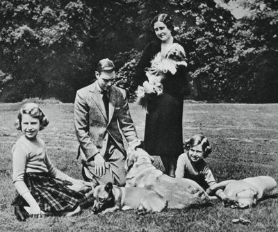 Família real como um feliz grupo de amantes de cães, 1937. de Michael Chance