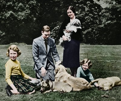 Família real como um feliz grupo de amantes de cães, 1937 de Michael Chance