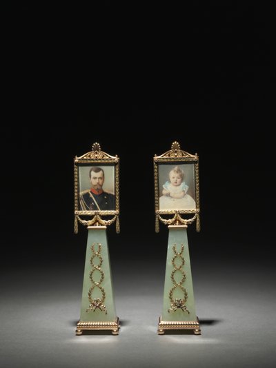 Miniaturas emolduradas: retrato do czar Nicolau II e retrato da grã-duquesa Olga, firma de Peter Carl Fabergé de Michael Evlampievich Perkhin