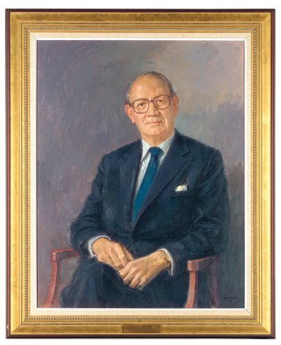 Retrato de Lord Aldington, sentado com um terno escuro de Michael Noakes