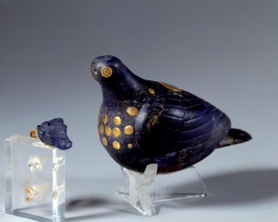 Antiquite oriental: pomba em lápis lazúli (lápis lazúli) e ouro. Do site da Susa. Período medio-elamita (Irão). 1200 a.C. Paris, Museu do Louvre de Middle Elamite Period