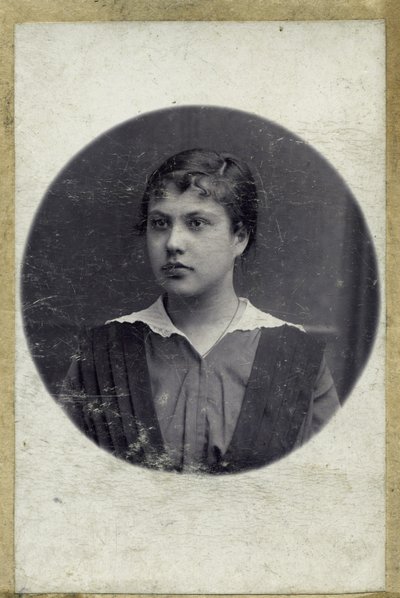Retrato vintage de uma jovem rapariga. A fotografia foi tirada por volta do ano 1914 (foto) de Mikhail Pogosov