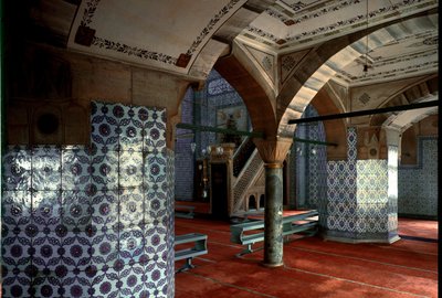 Vista interior da Mesquita Rustem Pacha (1560-1564) de Mimar Sinan