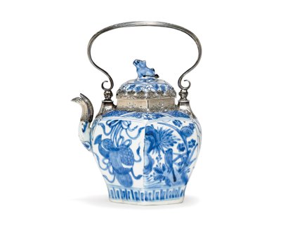 Bule e tampa azul e branco (cerâmica e prata) de Ming Dynasty Chinese School