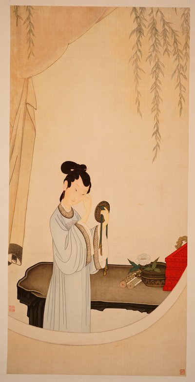 A Lady Gazing in the Mirror (rolo pendurado, tinta e cor na seda) de Ming Yu