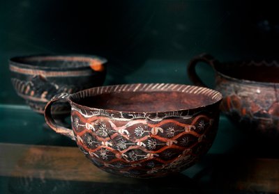 Arte minóica: copo de cerâmica do período Kamares (Creta) protopalatiale (2100 a 1650 a.C.), de Cnossos. Heraklion, Museu Arqueológico de Minoan