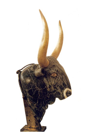 Arte minóica: rhython ou rhyton ou rython (vidro de vestuário) em forma de cabeça de touro do Pequeno Palácio dos Cnossos (Knossos) em Creta. 1550-1500 AC. Heraklion, Museu Arqueológico de Minoan
