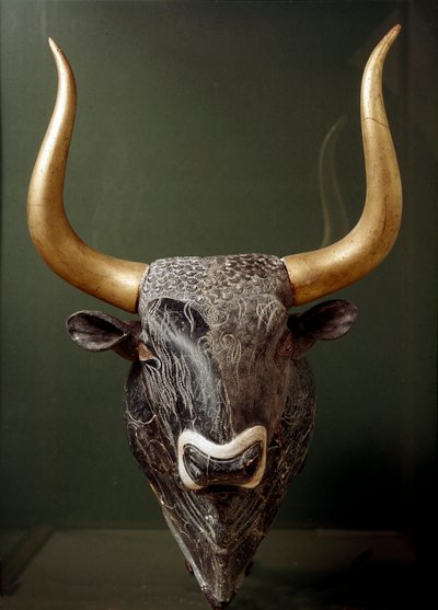 Arte minóica: rhython ou rhyton ou rython (vidro de vestuário) em forma de cabeça de touro do Pequeno Palácio dos Cnossos (Knossos) em Creta. 1550-1500 AC. Heraklion, Museu Arqueológico - Arte Minoana: rhyton de cabeça de touro (vidro cerimonial) com chifr de Minoan