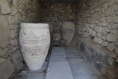Sítio arqueológico minoano de Phaistos. A revista do pithoi gigante (frascos de armazenamento). Estes frascos são decorados com padrões de discos e cordas em relevo. de Minoan