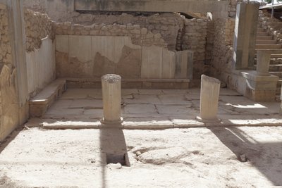 Sítio arqueológico minoano de Phaistos. O Megaron da rainha (ou seja, os apartamentos da rainha). O mais a sul dos "Royal Apartmentsof Phaistos". O chão foi pavimentado com placas de gesso e gesso vermelho enchendo o interstício. O gesso também foi utiliza de Minoan
