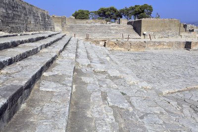 Sítio arqueológico minoano de Phaistos. A corte oeste e a área teatral. Grande pátio pavimentado em frente à fachada e à entrada central do palácio (1900 -1700 a.C.). Esta quadra desempenhou um papel importante na vida dos habitantes. Aos pés da de Minoan