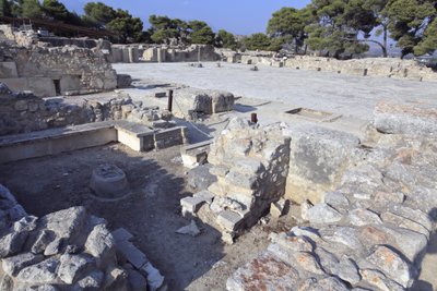 Sítio arqueológico minoano de Phaistos. Quadra central e "Santuário de Bancada": sala pequena e rectangular com bancos baixos que rodeiam as paredes para suportar objectos de culto e a figura da divindade. Em algumas delas foram encontradas estatuetas femi de Minoan