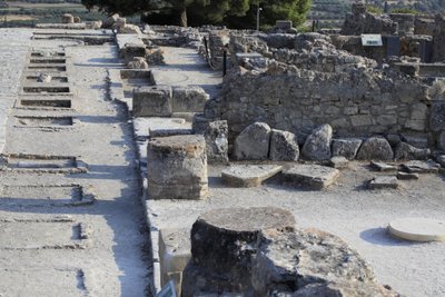 Sítio arqueológico minoano de Phaistos. Vista geral dos santuários da ala oeste ao longo da corte central a partir da ala norte. Havia dois tipos de santuários: "Santuário de Bancada" e "Bacia Lutral". O "Santuário de Bancada" era uma sala pequena e rectan de Minoan