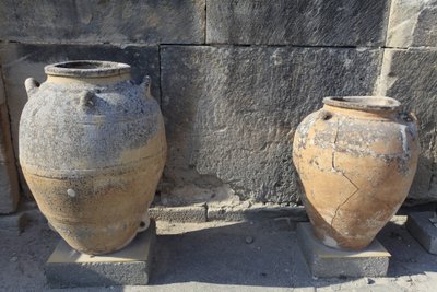 Sítio arqueológico minoano de Phaistos. Grande pithoi (frasco de armazenamento), encontrado pela corte central. Creta. de Minoan