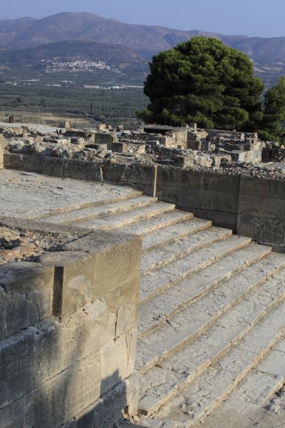 Sítio arqueológico minoano de Phaistos. Escadaria que começa na corte oeste e leva a The Propylaea, a principal e mais impressionante entrada para o novo palácio (1700-1450 AC). Phaistos, Creta. de Minoan