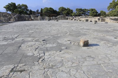 Sítio arqueológico minoano de Phaistos. A corte central, um elemento arquitectónico básico do palácio de Minoen. É um núcleo em torno do qual as diferentes asas estão dispostas. Esta corte central foi construída no tempo do antigo palácio (1900-1700 a.C.). de Minoan