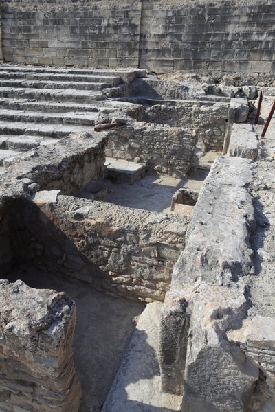 Sítio arqueológico minoano de Phaistos. O santuário tripartido. Este complexo de salas em frente ao Palácio era um pequeno santuário. Phaistos, Creta. de Minoan