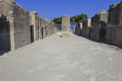 Sítio arqueológico minoano de Phaistos. As revistas do oeste. Grande complexo de armazéns do palácio. Consiste na antecâmara, no corredor dos armazéns, e nos próprios armazéns. À direita e à esquerda do corredor encontravam-se 11 armazéns, nos quais se enc de Minoan