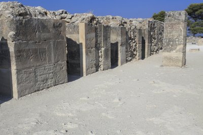 Sítio arqueológico minoano de Phaistos. As revistas do oeste. Grande complexo de armazéns do palácio. Consiste na antecâmara, no corredor dos armazéns, e nos próprios armazéns. À direita e à esquerda do corredor encontravam-se 11 armazéns, nos quais se enc de Minoan