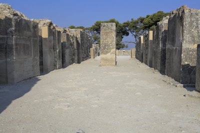 Sítio arqueológico minoano de Phaistos. As revistas do oeste. Grande complexo de armazéns do palácio. Consiste na antecâmara, no corredor dos armazéns, e nos próprios armazéns. À direita e à esquerda do corredor encontravam-se 11 armazéns, nos quais se enc de Minoan
