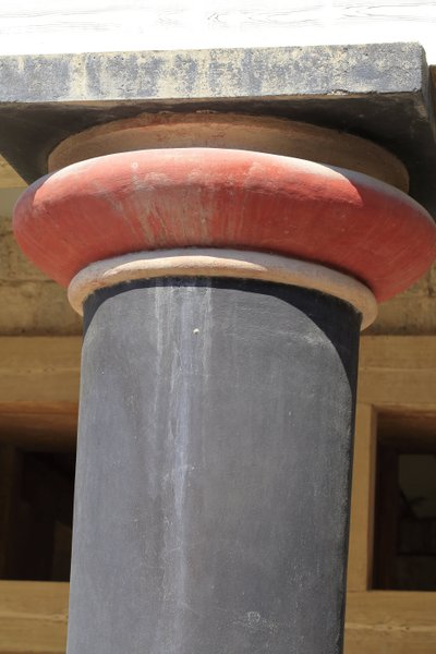 Sítio arqueológico de Minoen de Knossos. Detalhe de uma coluna do Salão dos eixos duplos e da megaron rainha do palácio do rei Minos. Knossos, Creta. de Minoan