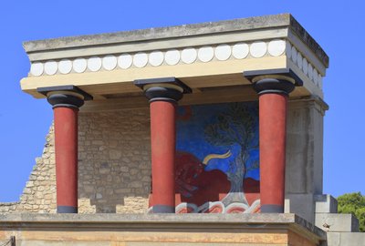 Sítio arqueológico de Minoen de Knossos. Entrada norte, Hall do pilar norte. Bastião reconstruído por Arthur Evans onde ele colocou uma cópia de um afresco restaurado em relevo de um touro. Knossos, Creta. de Minoan