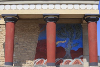 Sítio arqueológico de Minoen de Knossos. Entrada norte, Hall do pilar norte. Bastião reconstruído por Arthur Evans onde ele colocou uma cópia de um afresco restaurado em relevo de um touro. Knossos, Creta. de Minoan