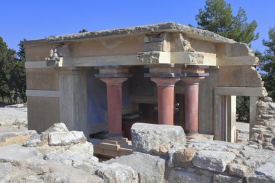 Sítio arqueológico de Minoen de Knossos. Bacias lustralesas do norte. Entrada norte do palácio. Segundo A. Evans, este edifício foi usado em cerimônias de purificação e, portanto, chamou este lugar de "bacias lustralesas". Knossos, Creta. de Minoan