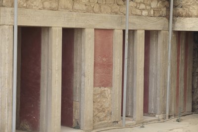 Sítio arqueológico de Minoen de Knossos. Ala oeste ao lado do "santuário tripartido". Sala com dois grandes repositórios retangulares afundados no chão. Estavam cheios de vasos de barro e valiosos obectos entre os quais as famosas estatuetas representando  de Minoan