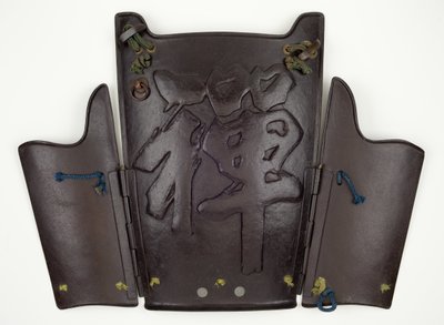 Peitoral e duas placas laterais de uma armadura estilo yukinoshita-do de cinco seções articuladas, com desenho em relevo do personagem para &39;Zen&39;, fevereiro de 1716 (ferro, liga de cobre, laca e cordão de seda) de Miyata Katsusada