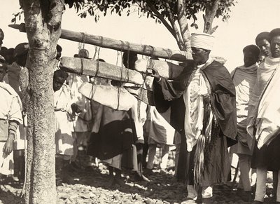 Construir um império na era fascista: Sinos abissínios, 09/05/1936 (foto a p/b) de Modestino Baldinetti