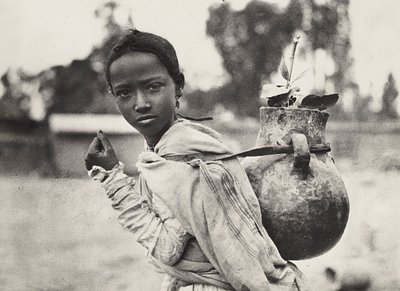Construir um império na era fascista: Menina abissínia, 09/05/1936 (foto a p/b) de Modestino Baldinetti