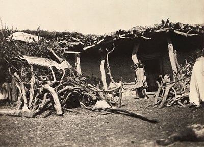 Construir um império na era fascista: Cabana Abissínia, 09/05/1936 (foto a p/b) de Modestino Baldinetti