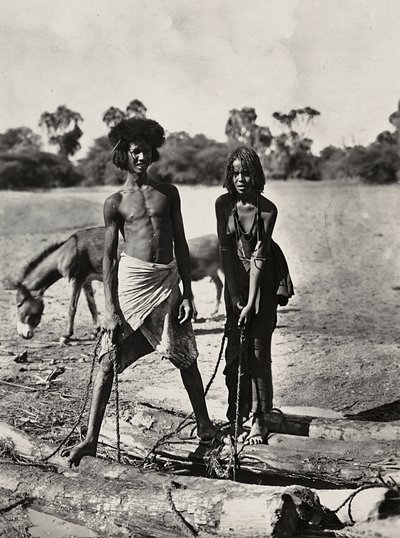 Construir um império na era fascista: Beni-Amer indigenes num poço de água, 09/05/1936 (foto a p/b) de Modestino Baldinetti