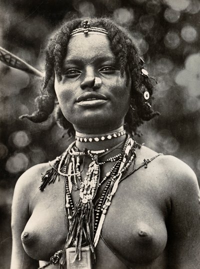 Construindo um Império na era fascista: uma mulher Cunama, 09/05/1936 (foto a p/b) de Modestino Baldinetti