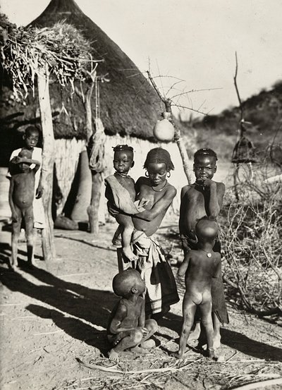 Construir um império na era fascista: um grupo de rapazes da tribo Tacruri, 09/05/1936 (foto a p/b) de Modestino Baldinetti