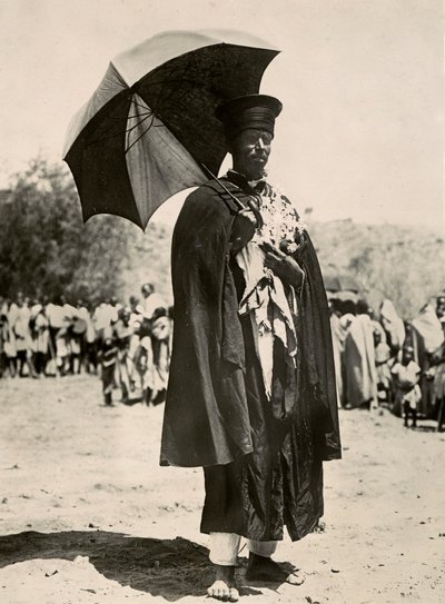Construir um império na era fascista: um sacerdote abissiniano, 09/05/1936 (foto a p/b) de Modestino Baldinetti