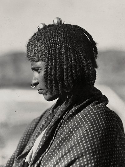 Construindo um Império na Era Fascista: uma mulher Assaortiana, 09/05/1936 (foto a p/b) de Modestino Baldinetti