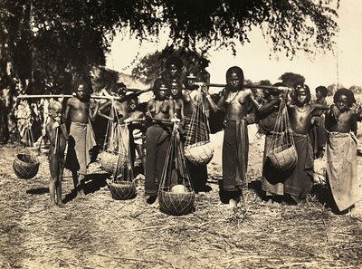 Construir um império na era fascista: portadores da água de Cunama, 09/05/1936 (foto a p/b) de Modestino Baldinetti