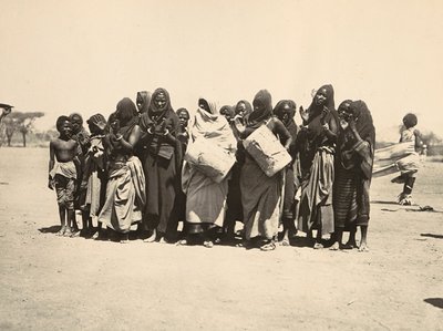 Construindo um império na era fascista: grupo colorido de mulheres muçulmanas, 09/05/1936 (foto a p/b) de Modestino Baldinetti