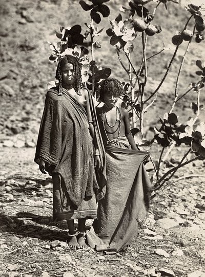 Construindo um Império na era fascista: duas meninas Mària, 09051936 de Modestino Baldinetti