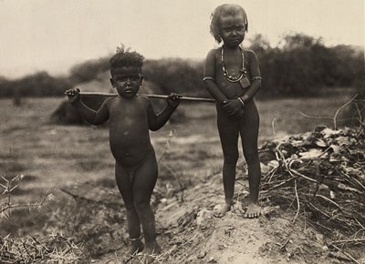 Construir um império na era fascista: duas crianças da tribo Habab, 09/05/1936 (foto a p/b) de Modestino Baldinetti