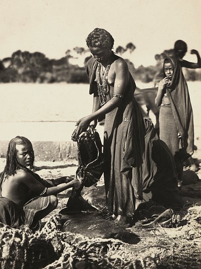Construir um império na era fascista: mulheres da tribo Beni-Amer num poço de água, 09/05/1936 (foto a p/b) de Modestino Baldinetti