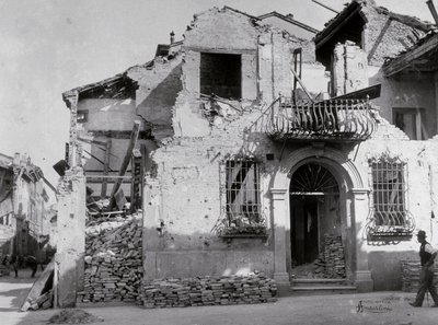 Os bombardeamentos de Sermide: uma casa gravemente danificada durante a segunda guerra mundial. Parte da fachada pode ser vista de Modestino Baldinetti